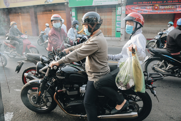 Ảnh: Người Sài Gòn tấp nập mua cá lóc cúng ông Công ông Táo, chủ tiệm nướng mỏi tay không kịp bán - Ảnh 15.