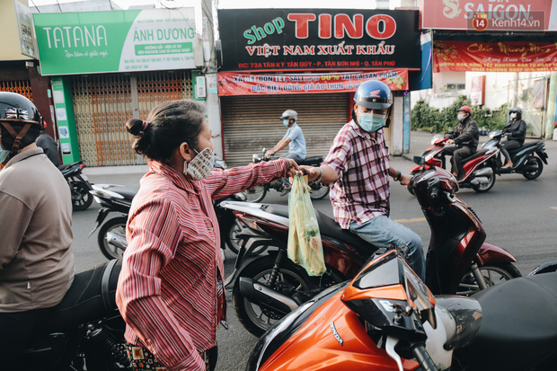 Ảnh: Người Sài Gòn tấp nập mua cá lóc cúng ông Công ông Táo, chủ tiệm nướng mỏi tay không kịp bán - Ảnh 16.