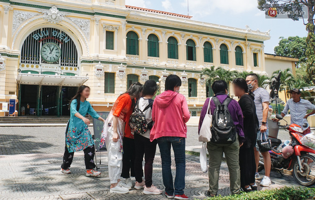 Ảnh: Người Sài Gòn vẫn chủ quan, không đeo khẩu trang nơi công cộng trước nguy cơ bùng dịch Covid-19 - Ảnh 2.