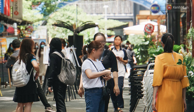 Ảnh: Người Sài Gòn vẫn chủ quan, không đeo khẩu trang nơi công cộng trước nguy cơ bùng dịch Covid-19 - Ảnh 7.