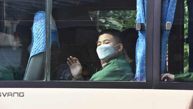 [ẢNH] Những 'chiến sĩ nhí' bịn rịn chia tay cha mẹ bước vào Học kỳ Quân đội
