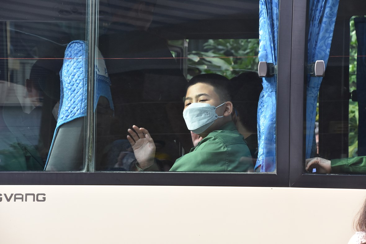 anh-nhung-39chien-si-nh23739-bin-rin-chia-tay-cha-me-buoc-v224o-hoc-ky-qu226n-doi_16.jpg anh-nhung-39chien-si-nh23739-bin-rin-chia-tay-cha-me-buoc-v224o-hoc-ky-qu226n-doi_16.jpg