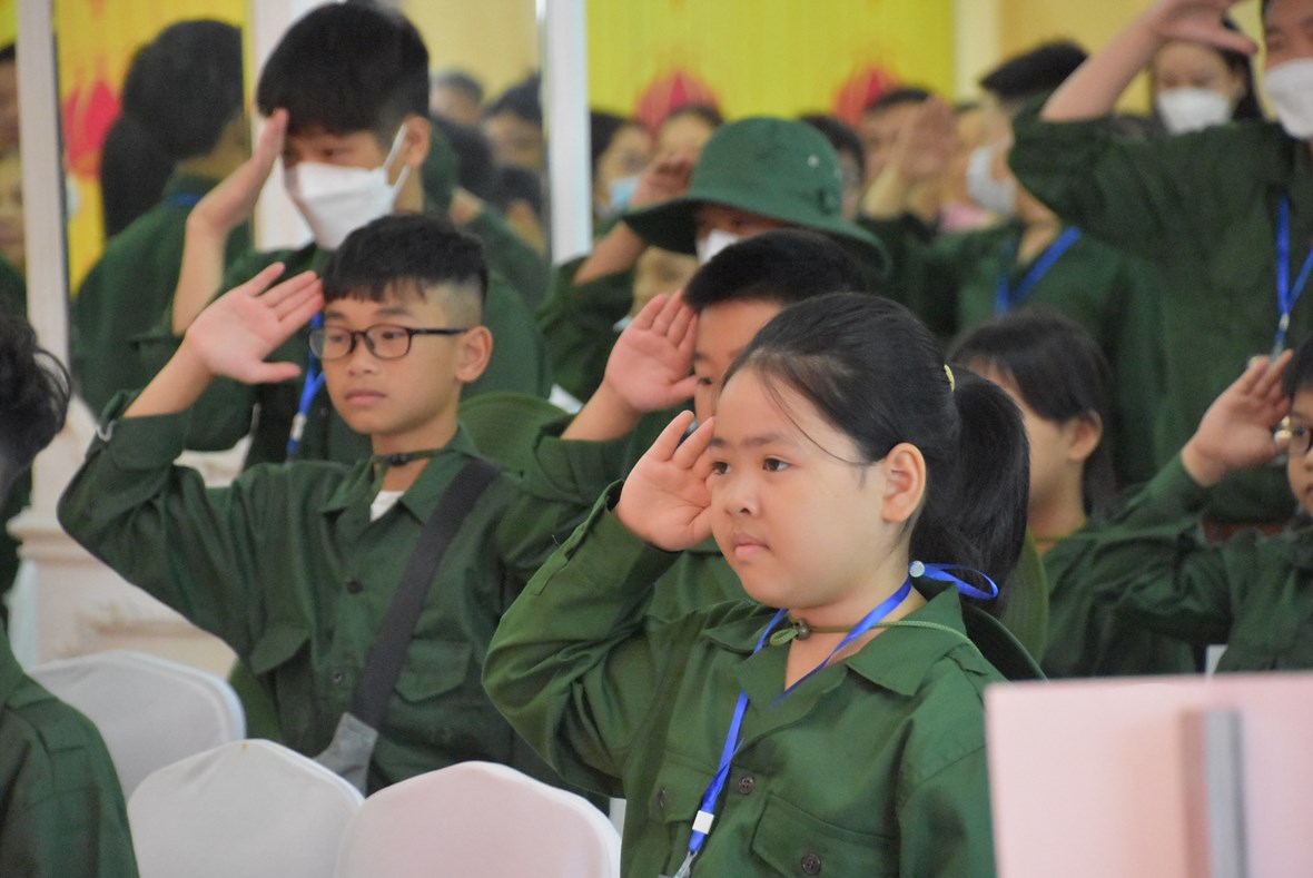 anh-nhung-39chien-si-nh23739-bin-rin-chia-tay-cha-me-buoc-v224o-hoc-ky-qu226n-doi_4.jpg anh-nhung-39chien-si-nh23739-bin-rin-chia-tay-cha-me-buoc-v224o-hoc-ky-qu226n-doi_4.jpg