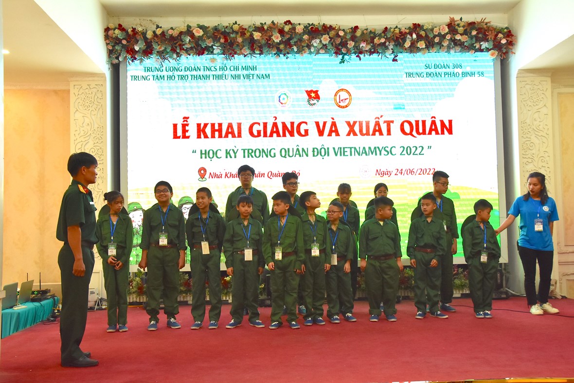 anh-nhung-39chien-si-nh23739-bin-rin-chia-tay-cha-me-buoc-v224o-hoc-ky-qu226n-doi_7.jpg anh-nhung-39chien-si-nh23739-bin-rin-chia-tay-cha-me-buoc-v224o-hoc-ky-qu226n-doi_7.jpg