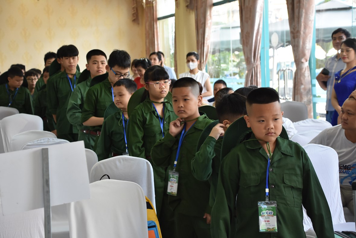 anh-nhung-39chien-si-nh23739-bin-rin-chia-tay-cha-me-buoc-v224o-hoc-ky-qu226n-doi_8.jpg anh-nhung-39chien-si-nh23739-bin-rin-chia-tay-cha-me-buoc-v224o-hoc-ky-qu226n-doi_8.jpg