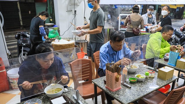 [ẢNH] Quán ăn, cafe đồng loạt mở cửa trở lại sau thời gian dài giãn cách
