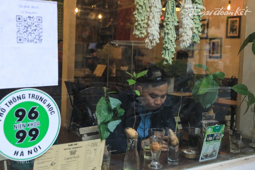 anh-qu225n-an-cafe-dong-loat-mo-cua-tro-lai-sau-thoi-gian-d224i-gi227n-c225ch_10.jpg