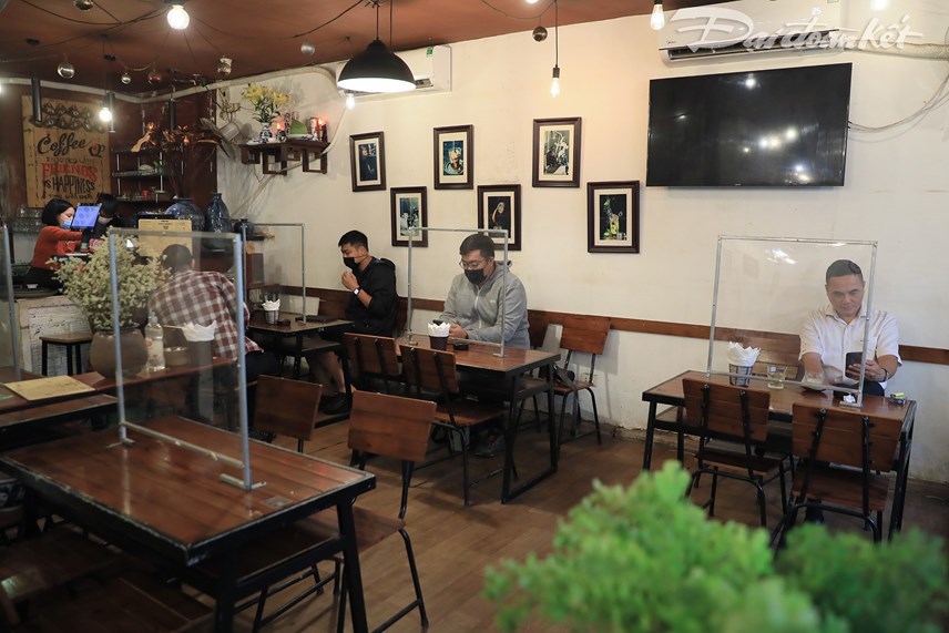 anh-qu225n-an-cafe-dong-loat-mo-cua-tro-lai-sau-thoi-gian-d224i-gi227n-c225ch_11.jpg