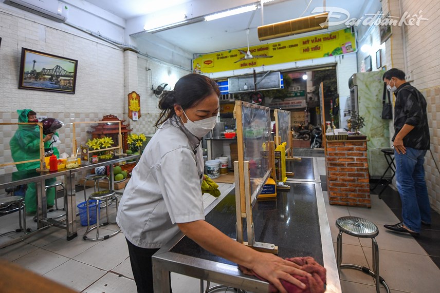 anh-qu225n-an-cafe-dong-loat-mo-cua-tro-lai-sau-thoi-gian-d224i-gi227n-c225ch_2.jpg