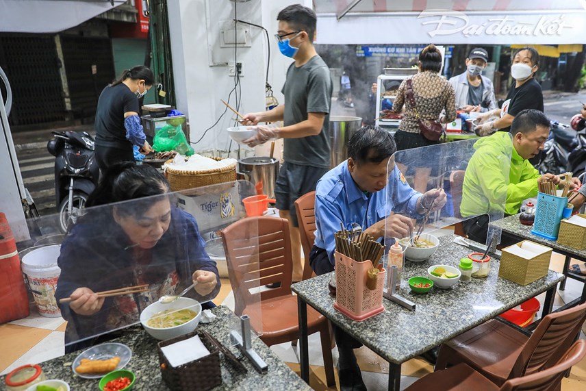 anh-qu225n-an-cafe-dong-loat-mo-cua-tro-lai-sau-thoi-gian-d224i-gi227n-c225ch_3.jpg