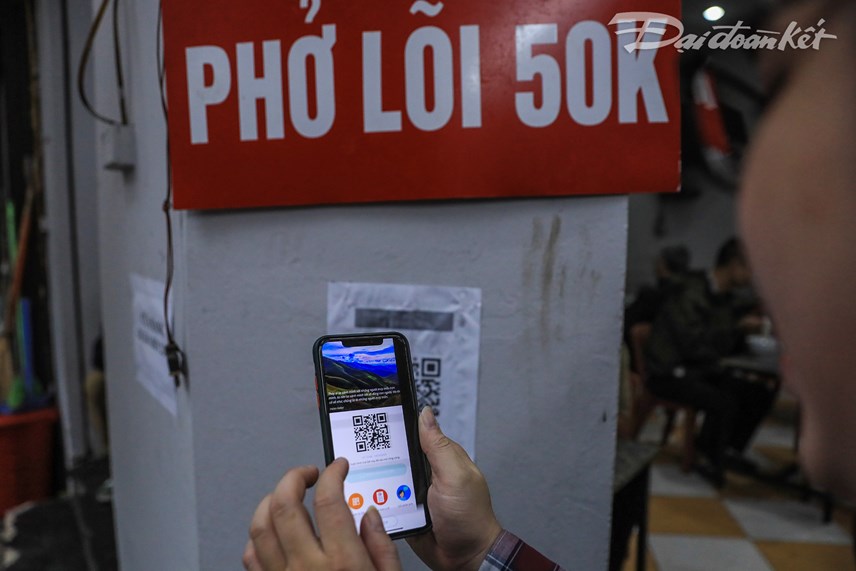 anh-qu225n-an-cafe-dong-loat-mo-cua-tro-lai-sau-thoi-gian-d224i-gi227n-c225ch_4.jpg