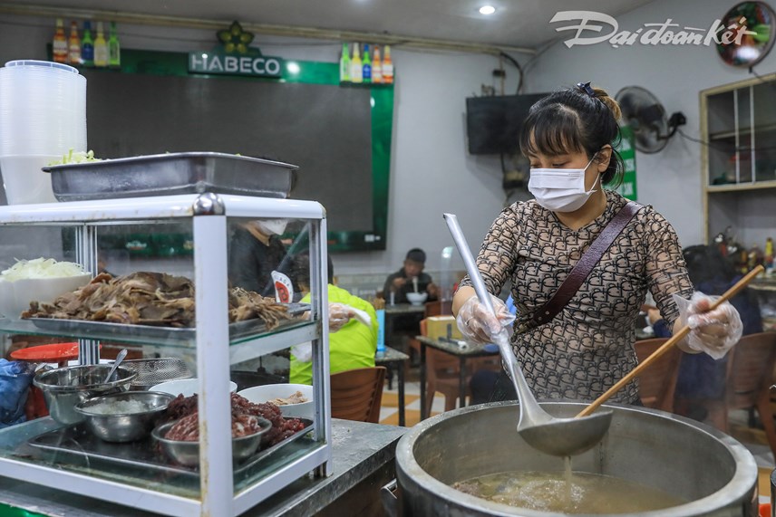 anh-qu225n-an-cafe-dong-loat-mo-cua-tro-lai-sau-thoi-gian-d224i-gi227n-c225ch_5.jpg