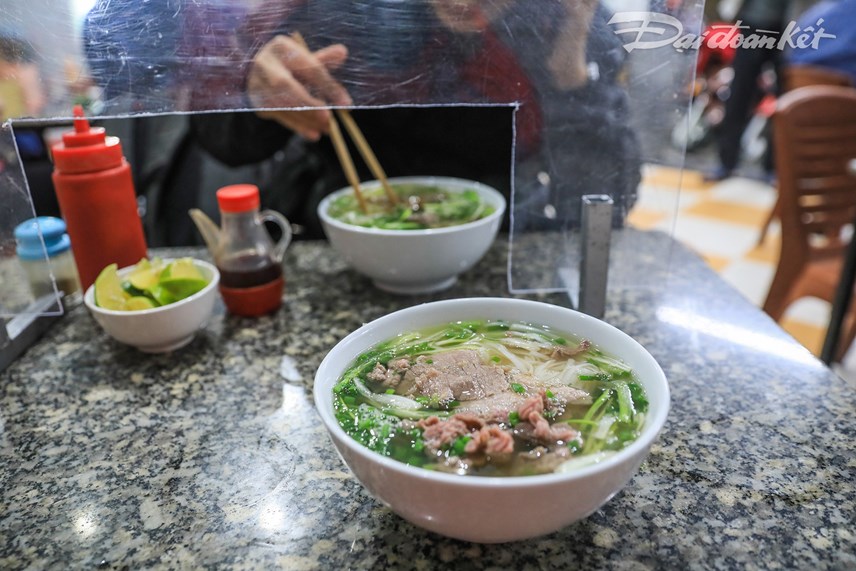 anh-qu225n-an-cafe-dong-loat-mo-cua-tro-lai-sau-thoi-gian-d224i-gi227n-c225ch_6.jpg