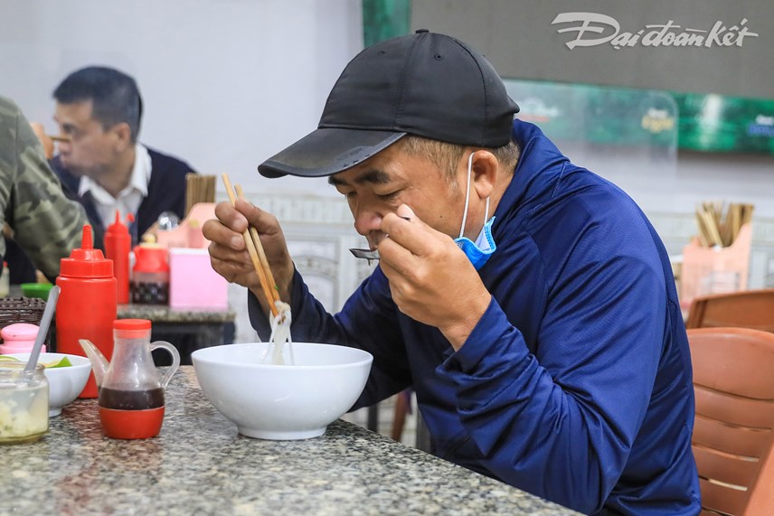 anh-qu225n-an-cafe-dong-loat-mo-cua-tro-lai-sau-thoi-gian-d224i-gi227n-c225ch_7.jpg