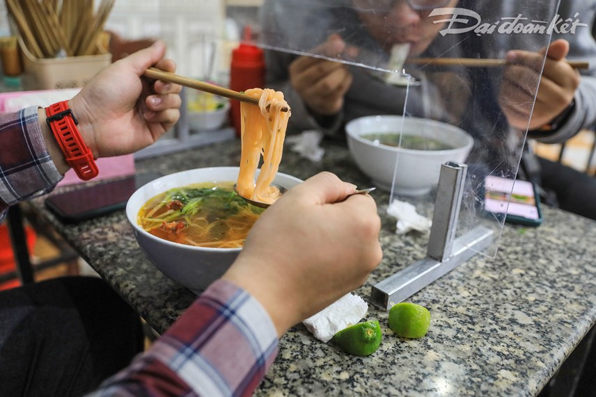anh-qu225n-an-cafe-dong-loat-mo-cua-tro-lai-sau-thoi-gian-d224i-gi227n-c225ch_8.jpg