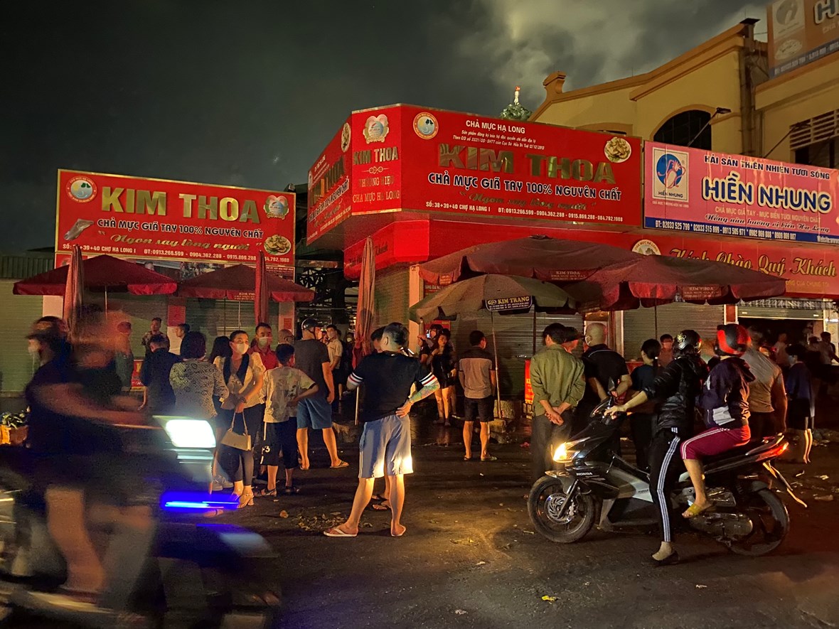 anh-quang-ninh-hoa-hoan-tai-cho-hai-san-lon-nhat-ha-long_8.jpg anh-quang-ninh-hoa-hoan-tai-cho-hai-san-lon-nhat-ha-long_8.jpg
