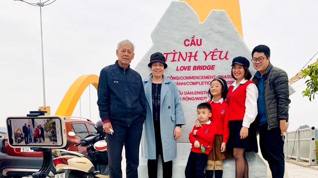 [ẢNH] Quảng Ninh: Người dân háo hức 'check in' tại cầu Tình Yêu