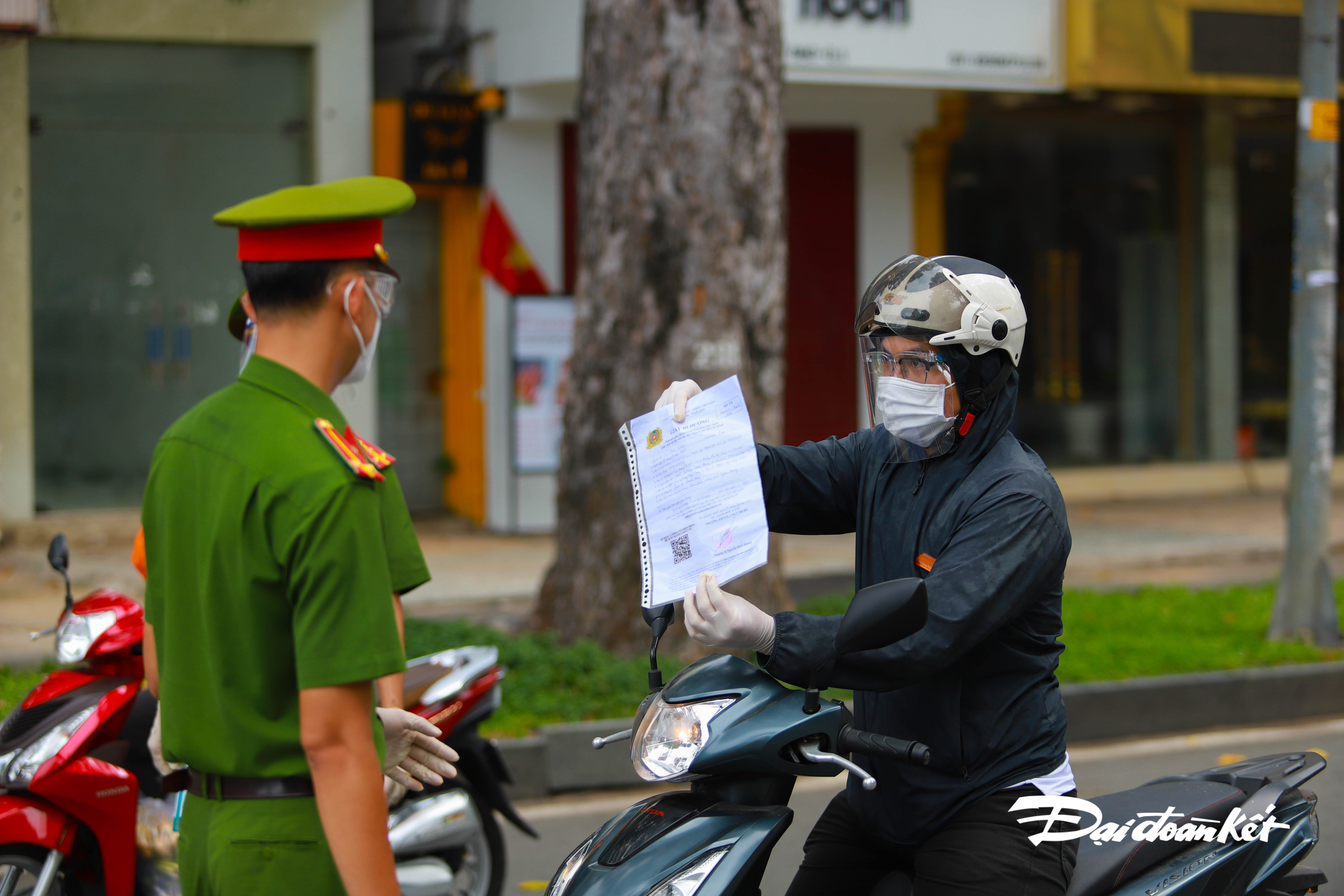 anh-sau-4-ng224y-siet-chat-gi227n-c225ch-nguoi-d226n-tp-hcm-nghi234m-chinh-chap-h224nh_13.jpg anh-sau-4-ng224y-siet-chat-gi227n-c225ch-nguoi-d226n-tp-hcm-nghi234m-chinh-chap-h224nh_13.jpg