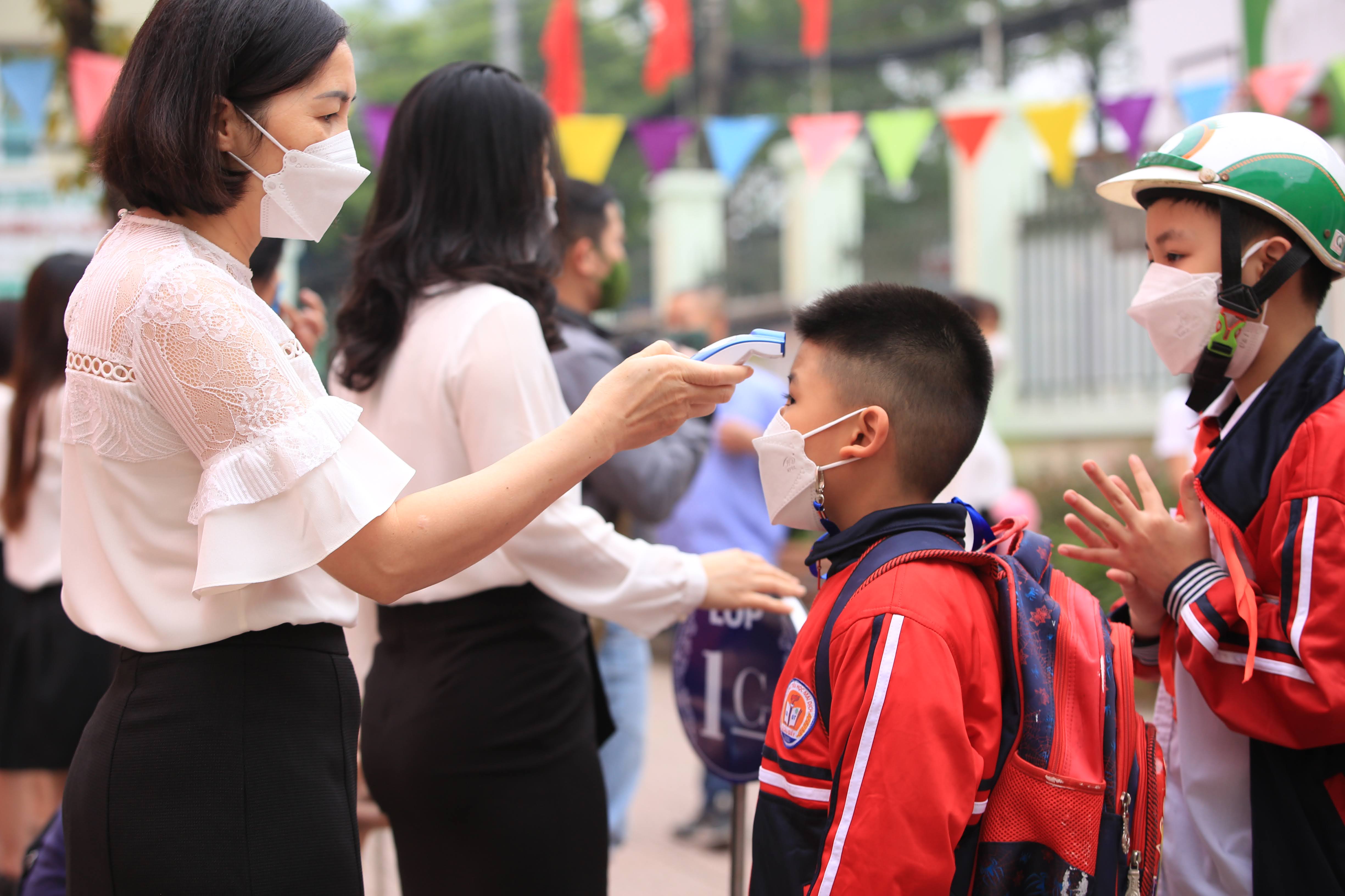 anh-sau-gan-1-nam-hoc-online-hoc-sinh-h224-noi-h225o-huc-ng224y-den-truong_2.jpg anh-sau-gan-1-nam-hoc-online-hoc-sinh-h224-noi-h225o-huc-ng224y-den-truong_2.jpg