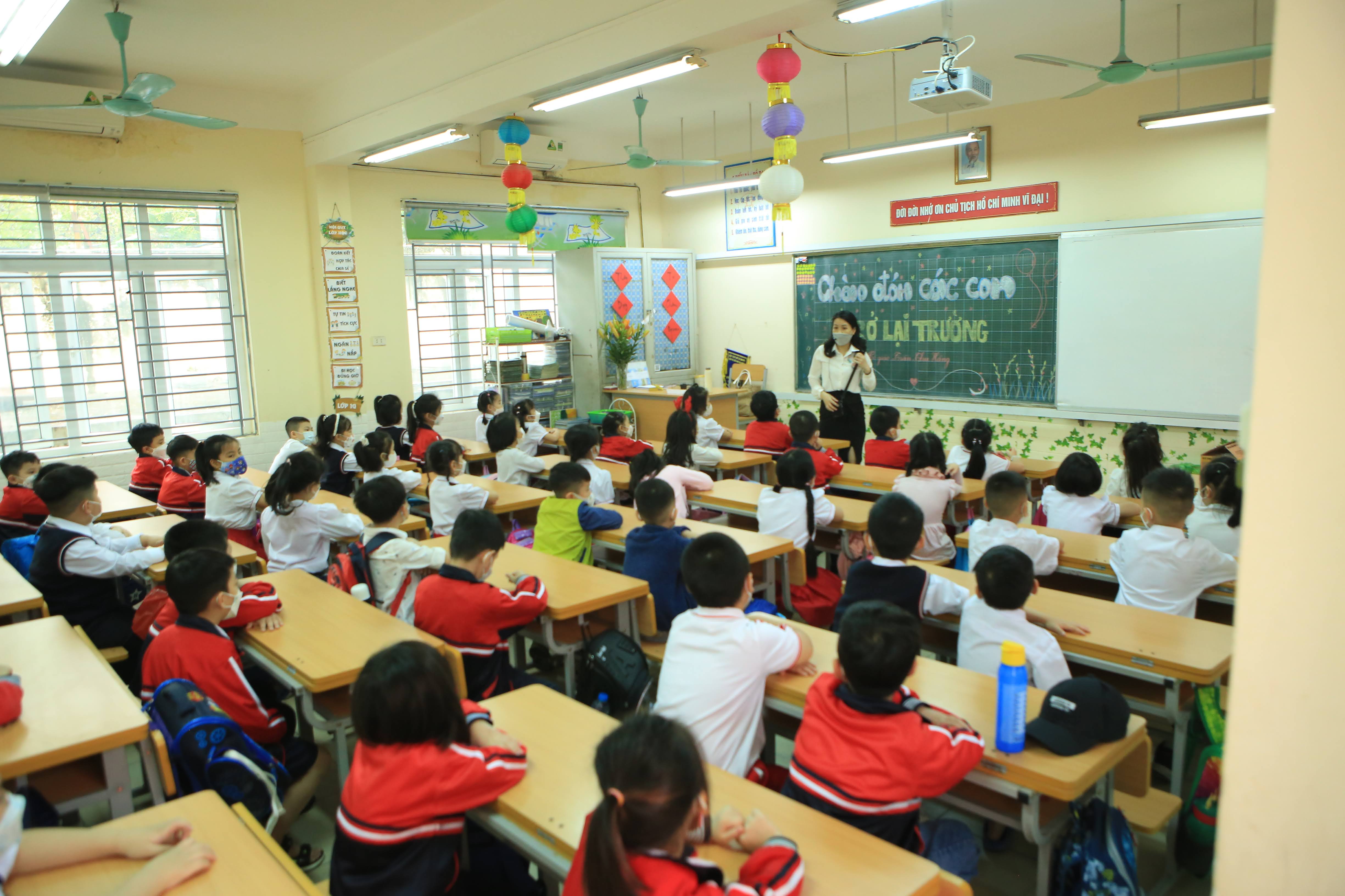 anh-sau-gan-1-nam-hoc-online-hoc-sinh-h224-noi-h225o-huc-ng224y-den-truong_4.jpg anh-sau-gan-1-nam-hoc-online-hoc-sinh-h224-noi-h225o-huc-ng224y-den-truong_4.jpg