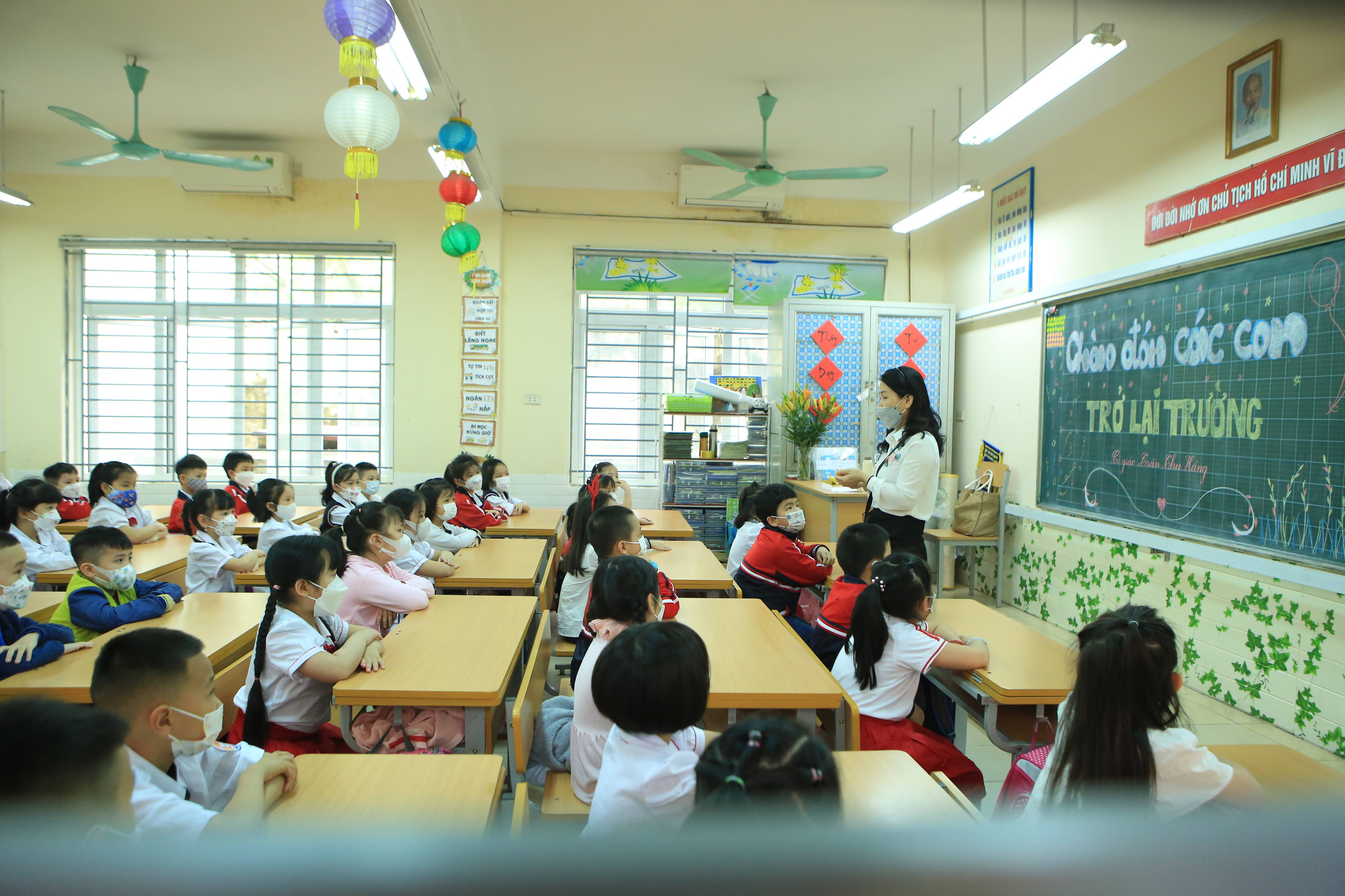 anh-sau-gan-1-nam-hoc-online-hoc-sinh-h224-noi-h225o-huc-ng224y-den-truong_5.jpg anh-sau-gan-1-nam-hoc-online-hoc-sinh-h224-noi-h225o-huc-ng224y-den-truong_5.jpg