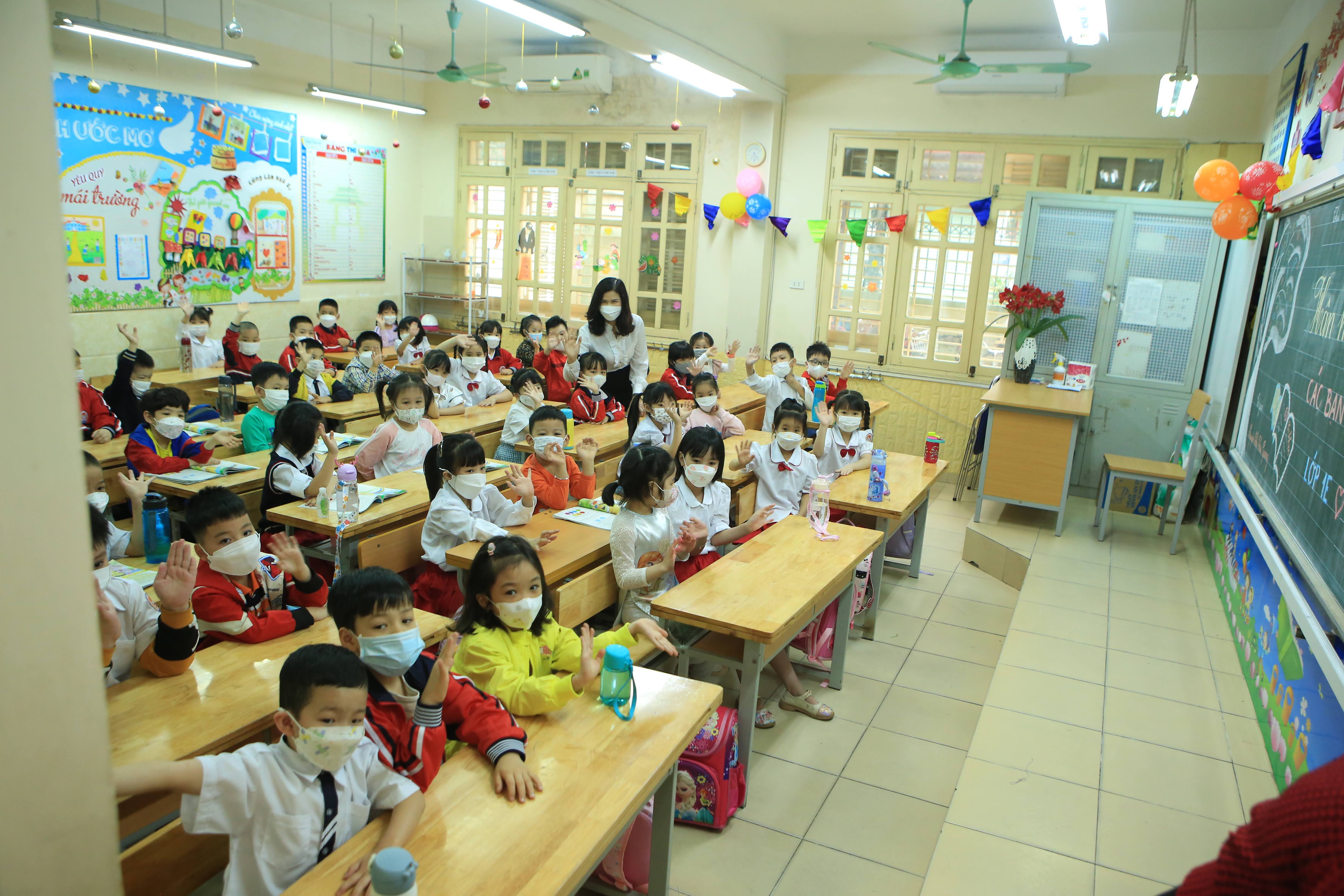 anh-sau-gan-1-nam-hoc-online-hoc-sinh-h224-noi-h225o-huc-ng224y-den-truong_8.jpg anh-sau-gan-1-nam-hoc-online-hoc-sinh-h224-noi-h225o-huc-ng224y-den-truong_8.jpg
