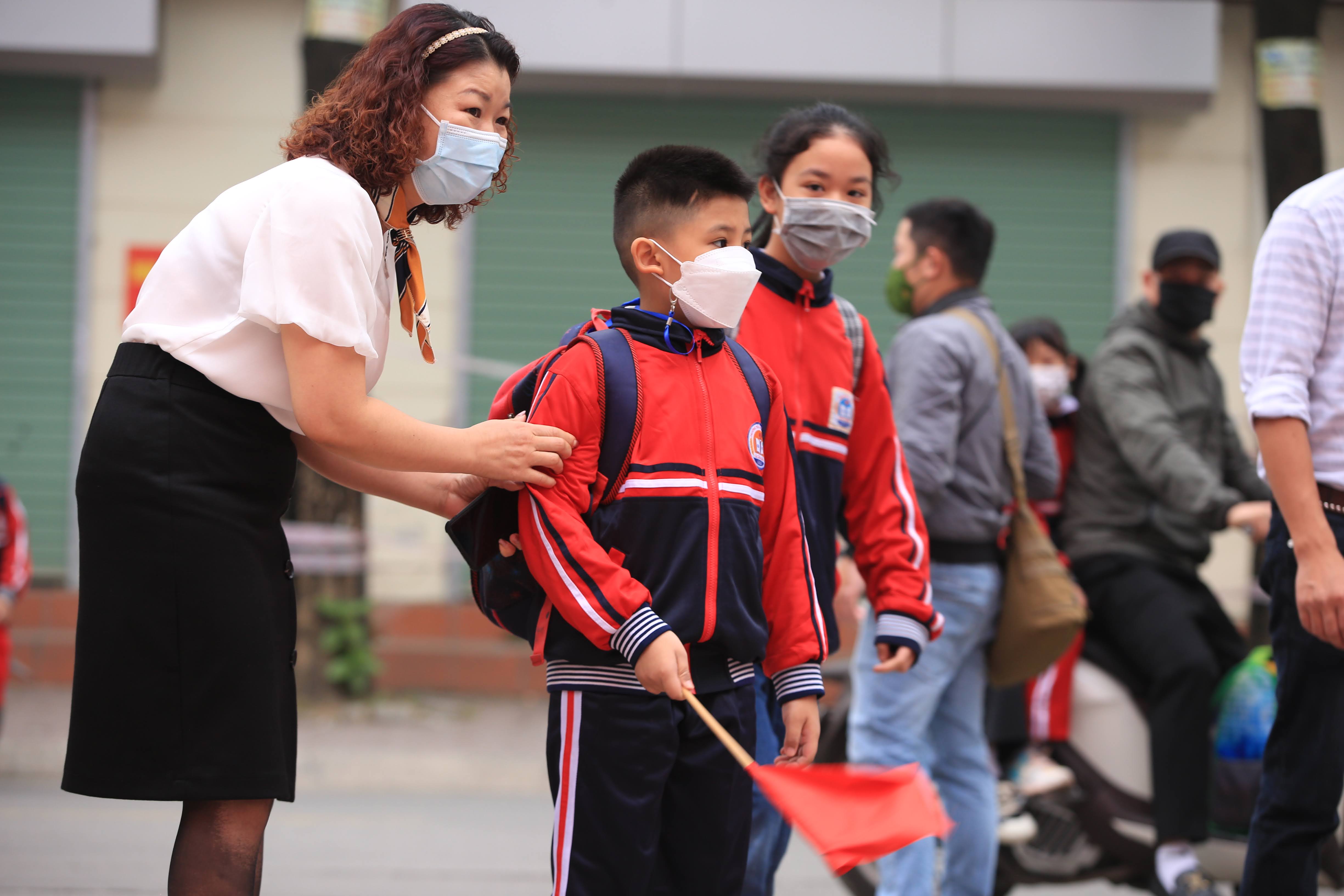 anh-sau-gan-1-nam-hoc-online-hoc-sinh-h224-noi-h225o-huc-ng224y-den-truong_9.jpg anh-sau-gan-1-nam-hoc-online-hoc-sinh-h224-noi-h225o-huc-ng224y-den-truong_9.jpg
