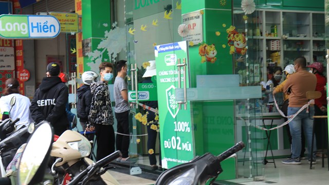 Ảnh: Tấp nập người mua kit test và thuốc điều trị Covid-19