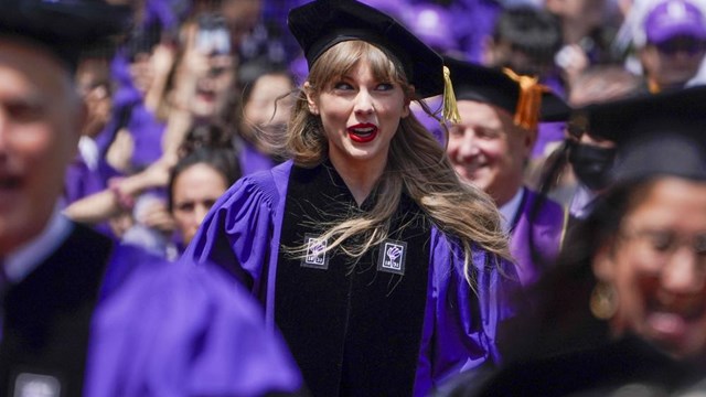 [ẢNH] Taylor Swift nhận bằng Tiến sĩ Danh dự của Đại học New York