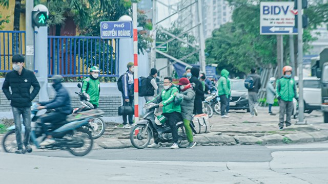[ẢNH] Xe ôm công nghệ tấp nập hoạt động trở lại 