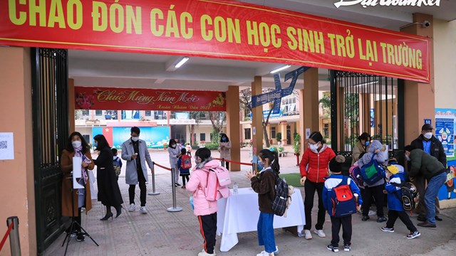 [ẢNH]Hà Nội: Học sinh lớp 1 lần đầu tiên được đến trường