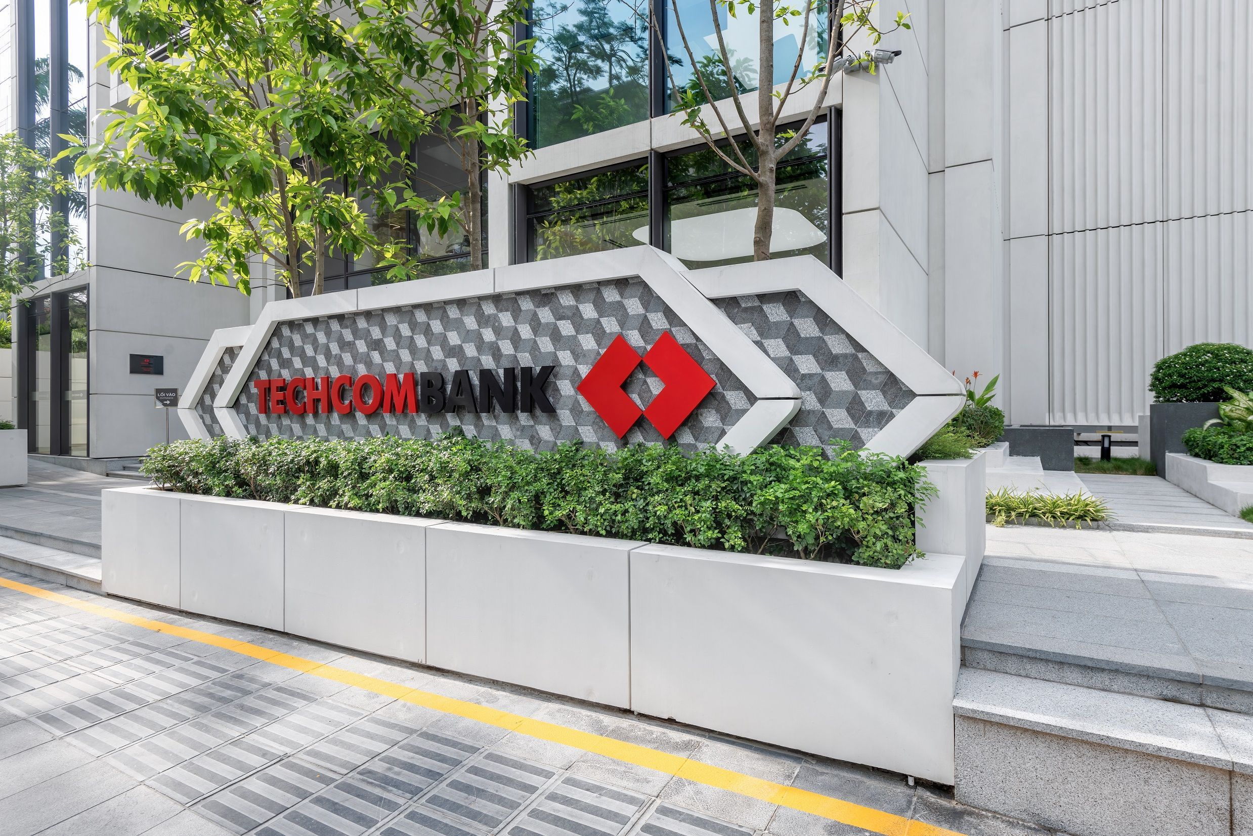 Các con của Chủ tịch Techcombank Hồ Hùng Anh chi hàng nghìn tỷ để mua cổ phiếu TCB