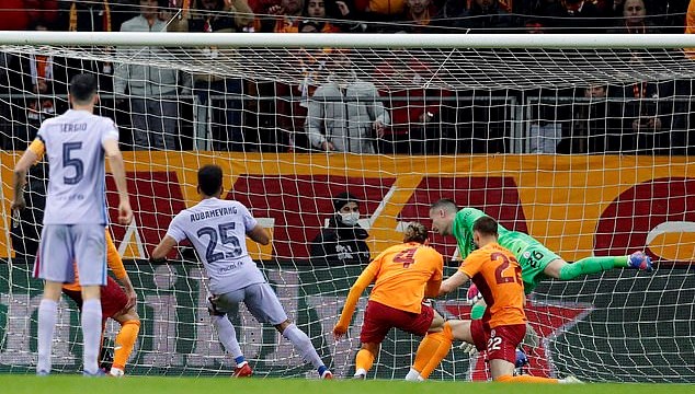 Aubameyang và Pedri tỏa sáng đưa Barcelona vào tứ kết Europa League