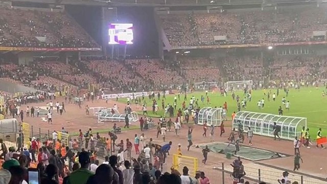 Bác sĩ FIFA bất ngờ qua đời trong vụ cổ động viên Nigeria gây bạo loạn
