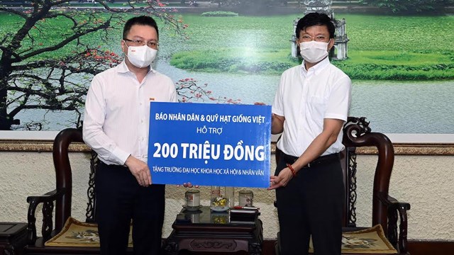 Báo Nhân Dân trao 200 triệu đồng hỗ trợ sinh viên bị ảnh hưởng dịch bệnh Covid-19