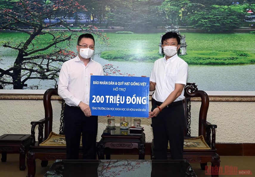 b225o-nh226n-d226n-trao-200-trieu-dong-ho-tro-sinh-vi234n-bi-anh-huong-dich-benh-covid-19_1.jpeg b225o-nh226n-d226n-trao-200-trieu-dong-ho-tro-sinh-vi234n-bi-anh-huong-dich-benh-covid-19_1.jpeg