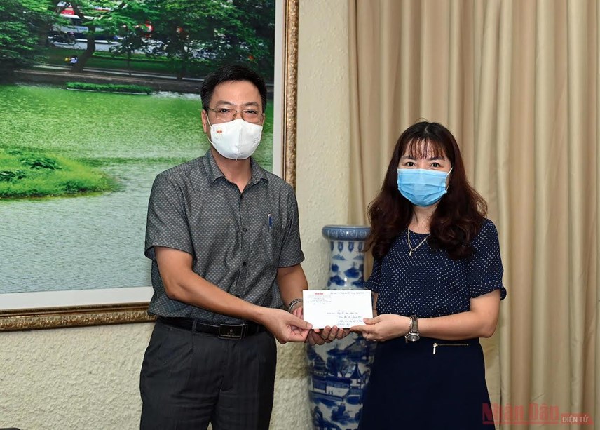 b225o-nh226n-d226n-trao-200-trieu-dong-ho-tro-sinh-vi234n-bi-anh-huong-dich-benh-covid-19_3.jpeg b225o-nh226n-d226n-trao-200-trieu-dong-ho-tro-sinh-vi234n-bi-anh-huong-dich-benh-covid-19_3.jpeg