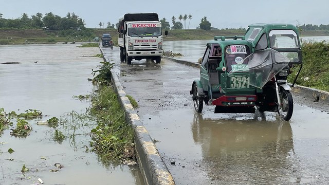 Bão Chanthu tấn công Philippines