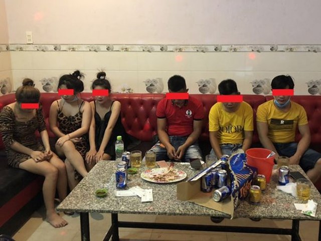 b236nh-dinh-tu-tap-h225t-karaoke-khi-thuc-hien-gi227n-c225ch-bi-phat-1175-trieu-dong_1.jpg