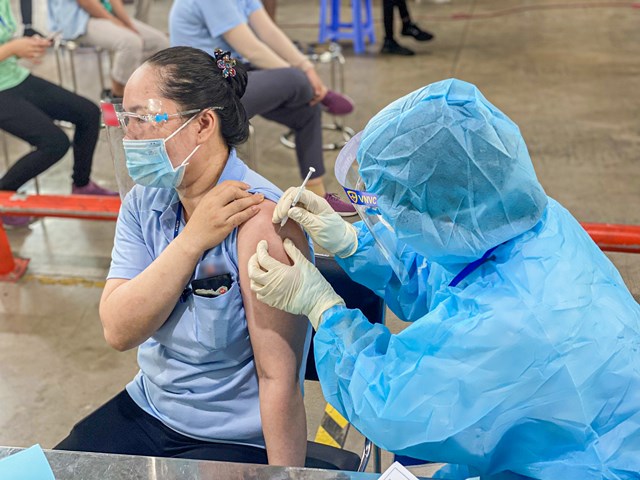 b236nh-duong-ti234m-vaccine-cho-50000-c244ng-nh226n-tai-c225c-khu-c244ng-nghiep_2.jpg