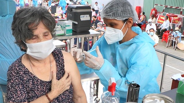 Bình Dương: Tiêm vaccine ngừa Covid-19 mũi 2 cho người dân thị xã Tân Uyên