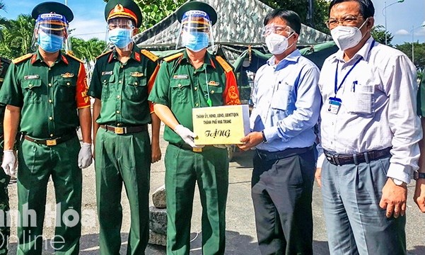 Bí thư Thành ủy Nha Trang thăm và tặng quà chốt kiểm soát dịch bệnh