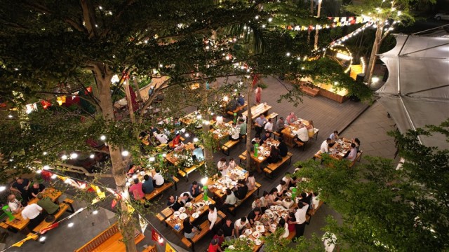Về đêm, khách hàng đến Little Ba Na Hills sẽ được hòa mình trong không khí rộn ràng của xứ sở hội hè. Về đêm, khách hàng đến Little Ba Na Hills sẽ được hòa mình trong không khí rộn ràng của xứ sở hội hè.