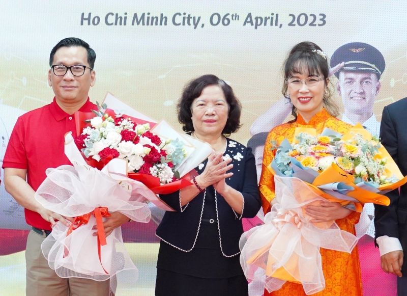 Tân Chủ tịch HĐQT Nguyễn Thị Phương Thảo (ngoài cùng bên phải) và Tân Tổng giám đốc Vietjet Đinh Việt Phương (ngoài cùng bên trái) Tân Chủ tịch HĐQT Nguyễn Thị Phương Thảo (ngoài cùng bên phải) và Tân Tổng giám đốc Vietjet Đinh Việt Phương (ngoài cùng bên trái)