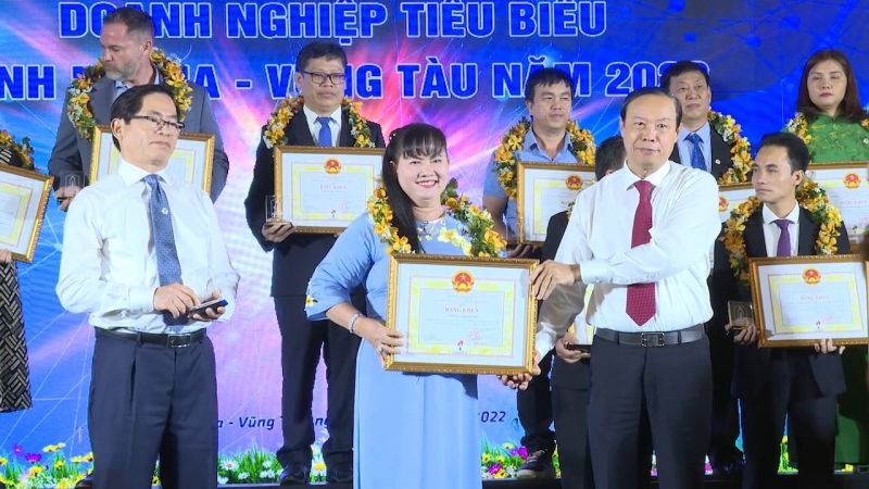 Doanh nhân Nguyễn Nam Phương - Chủ tịch HĐQT Công ty TNHH Lan Anh nhận bằng khen và Kỷ niệm chương vinh danh các doanh nhân, doanh nghiệp có nhiều đóng góp vào sự phát triển kinh tế - xã hội tỉnh.