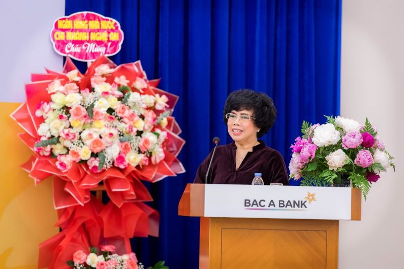 Anh hùng Lao động Thời kỳ đổi mới, Phó Chủ tịch HĐQT, Tổng Giám đốc Thái Hương phát biểu và trả lời cổ đông Anh hùng Lao động Thời kỳ đổi mới, Phó Chủ tịch HĐQT, Tổng Giám đốc Thái Hương phát biểu và trả lời cổ đông