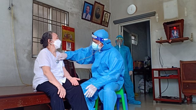 Bạc Liêu tiêm vaccine tại nhà cho người già yếu