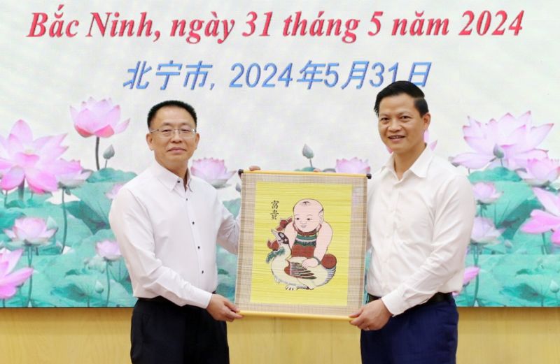Lãnh đạo tỉnh Bắc Ninh tặng tranh dân gian Đông Hồ cho lãnh đao