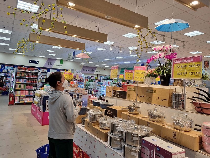 Người tiêu dùng thắt chặt chi tiêu bằng cách tự nấu ăn tại nhà, săn tìm hàng giảm giá và giảm chi tiêu không thiết yếu. Ảnh: T.L Người tiêu dùng thắt chặt chi tiêu bằng cách tự nấu ăn tại nhà, săn tìm hàng giảm giá và giảm chi tiêu không thiết yếu. Ảnh: T.L