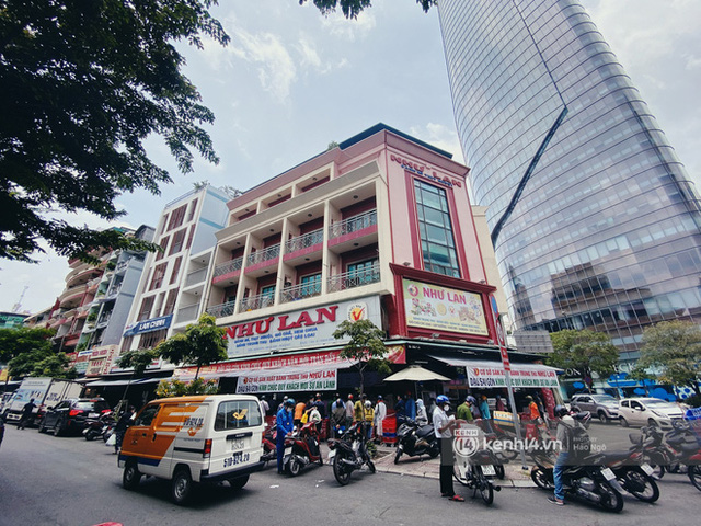 Bánh Trung thu Như Lan có 50 tuổi vẫn hot nhất Sài Gòn: Shipper đợi 2 tiếng chưa tới lượt, khách sộp mua hẳn 11 triệu tiền bánh! - Ảnh 1. Bánh Trung thu Như Lan có 50 tuổi vẫn hot nhất Sài Gòn: Shipper đợi 2 tiếng chưa tới lượt, khách sộp mua hẳn 11 triệu tiền bánh! - Ảnh 1.